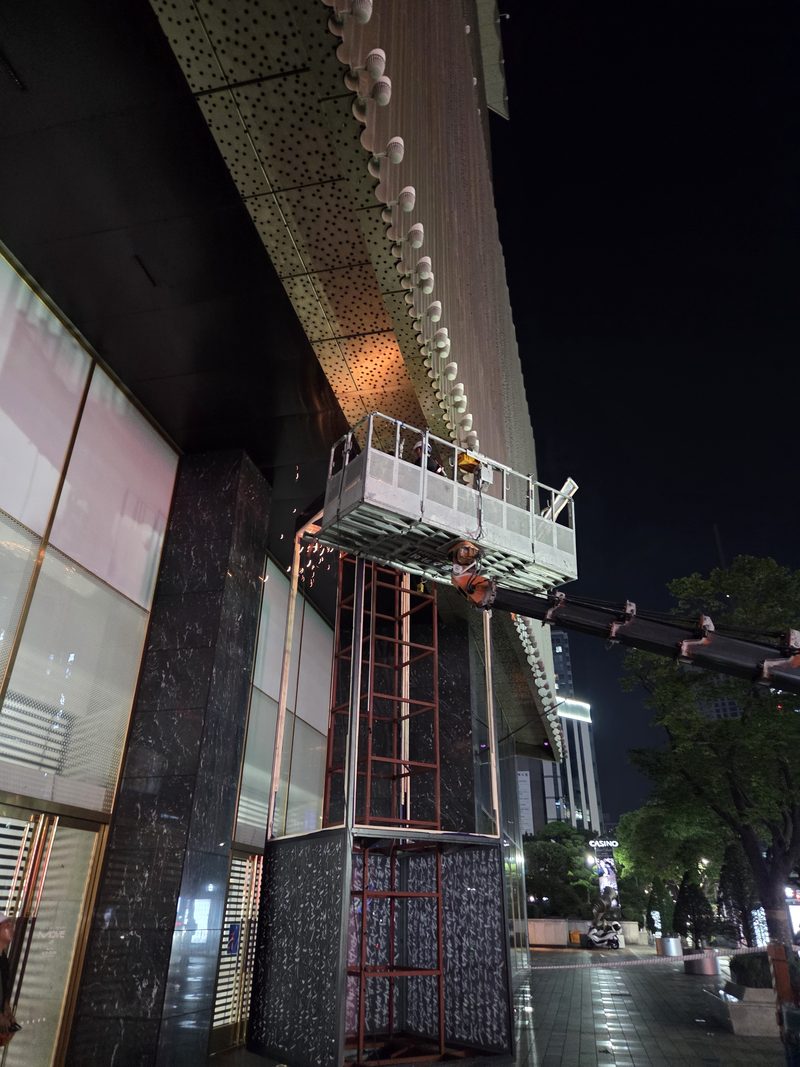 야간 고소작업차 외벽·간판 해체